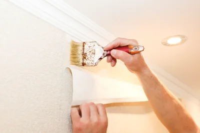 Pose de papier peint à Landos — revêtements muraux et toiles de verre
